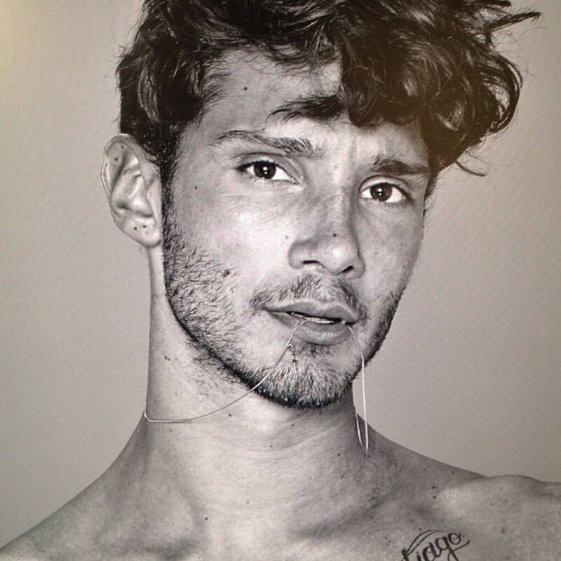 Stefano De Martino cede al ritocchino: si è rifatto le orecchie 11