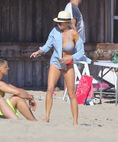 Charlotte McKinney: seno esplosivo in spiaggia 27
