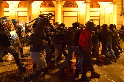 Bologna, scontri tra polizia e antagonisti 1