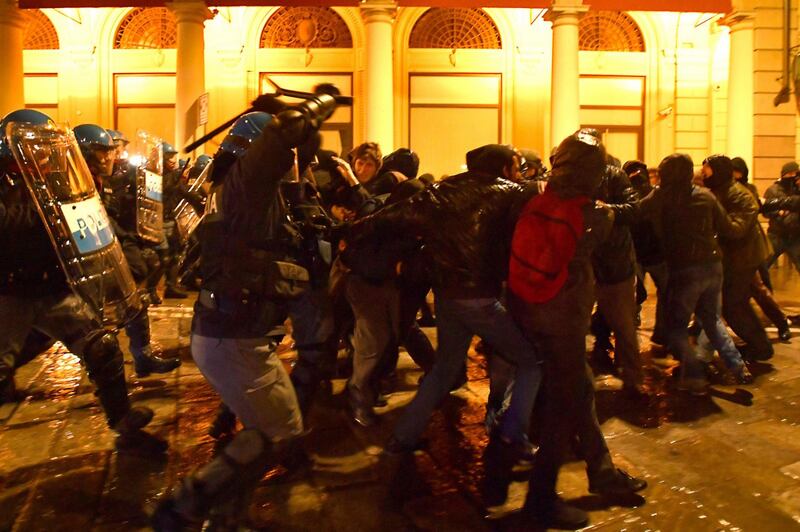 Bologna, scontri tra polizia e antagonisti 1