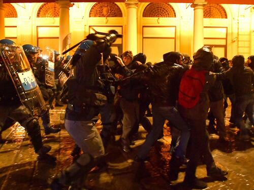 Bologna, scontri tra polizia e antagonisti