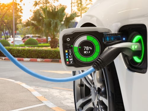 La "tempesta perfetta" per l'auto elettrica: cosa può succedere