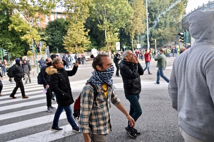 Intervento polizia per sgomberare i manifestanti no pass