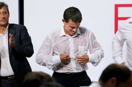Manuel Valls e la camicia fradicia di sudore 2