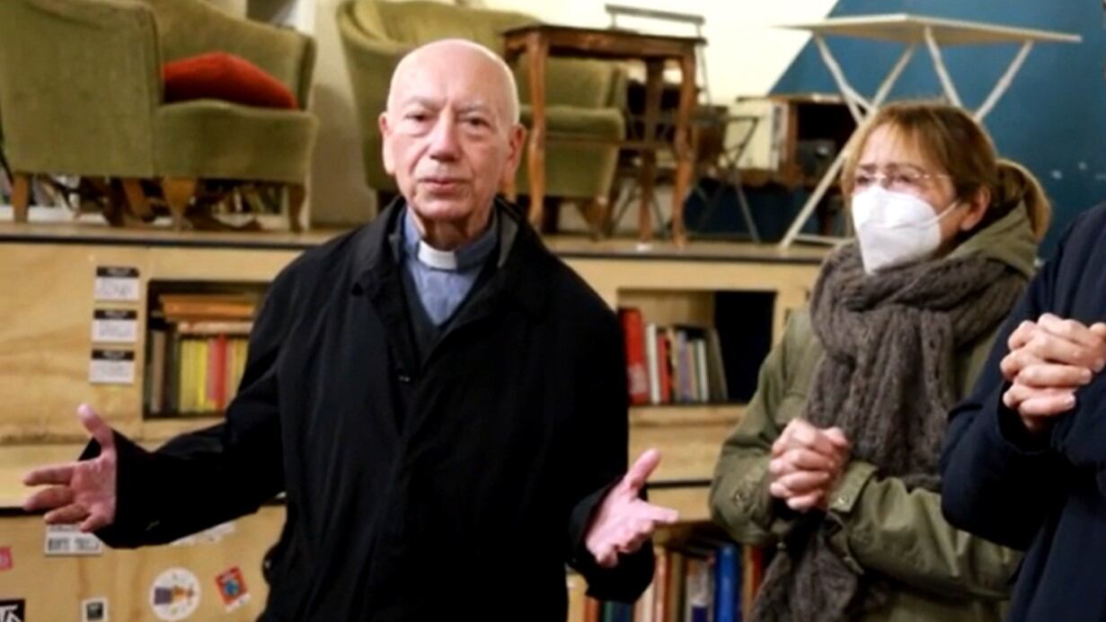 "Un mondo interessante". Il Cardinale benedice gli abusivi del centro sociale