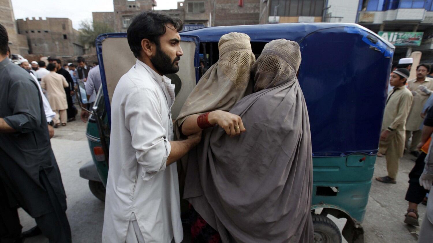 Asia, centinaia le vittime di un sisma. In Afghanistan 12 scolare morte