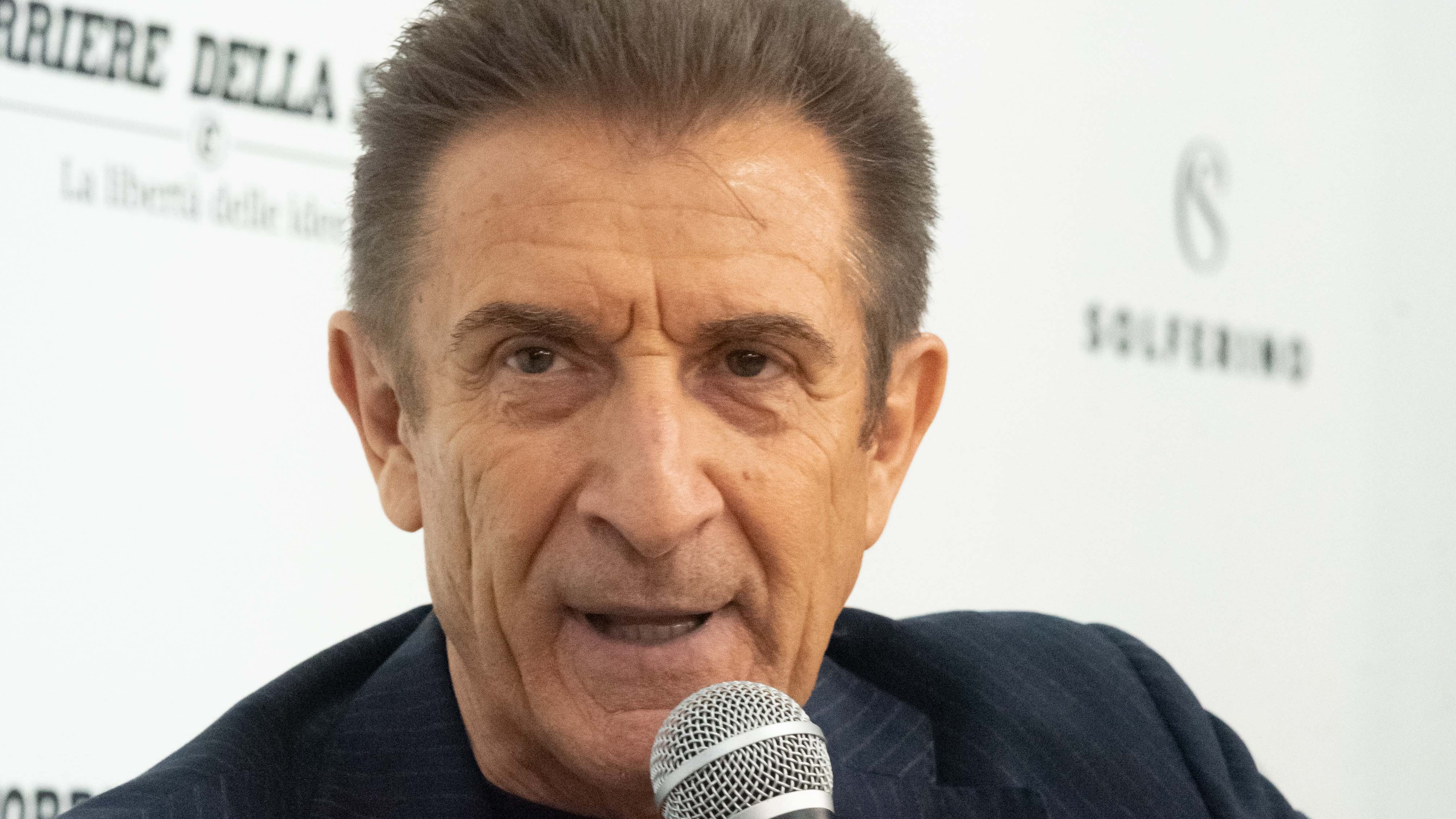 A Ezio Greggio la targa Troisi. "Io premiato in memoria sua"