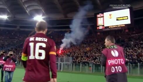 Europa League, faccia a faccia tra i giocatori della Roma e i tifosi 6