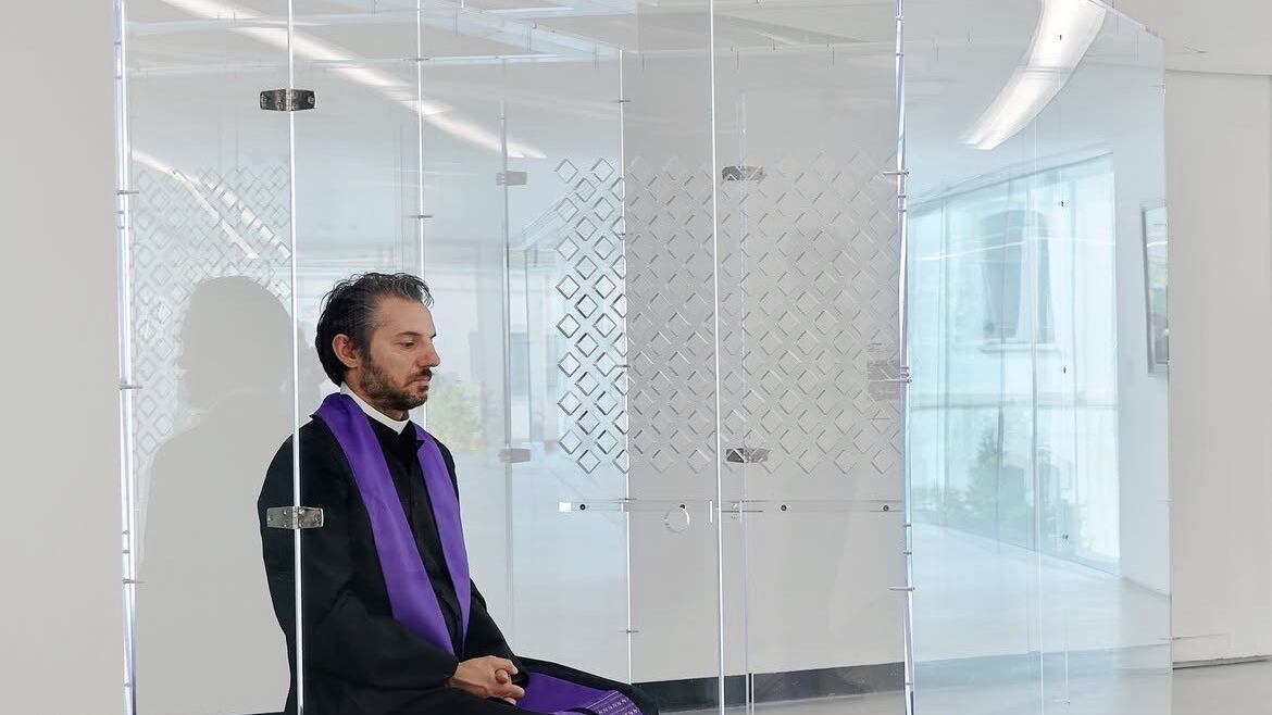 Nel "Confessionarium", un’opera trasparente che ci invita a riflettere sulla verità di noi stessi