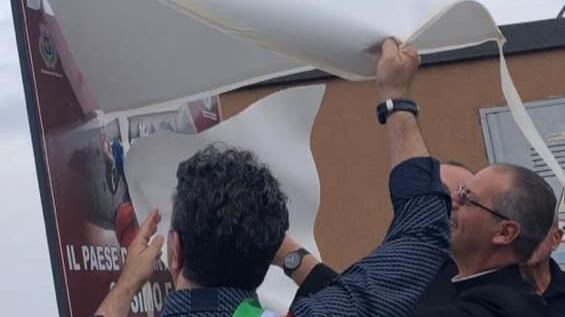"Riace non è più il paese dell'accoglienza". Il neo sindaco filo Lega fa rimuovere i cartelli