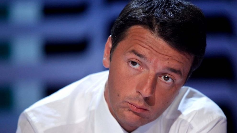 Giorgio Armani fa le pulci a Renzi sul look e boccia la camicia bianca