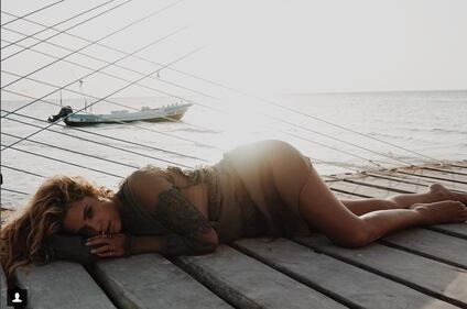 Ashley Benson sexy al mare 1