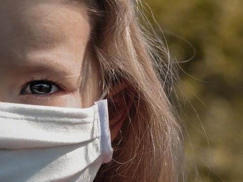 "Non abbiamo vaccini per loro": l'allarme dell'immunologa su bimbi e adolescenti