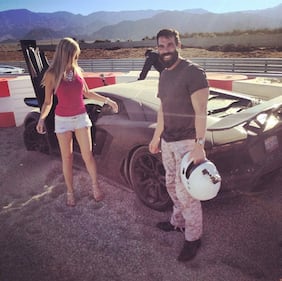Armi, donne e Ferrari: la bella vita di Dan Bilzerian 12