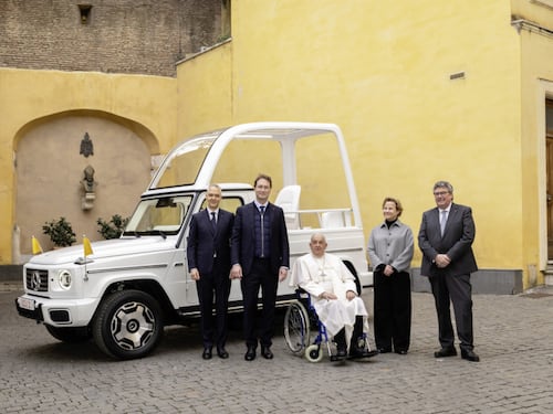 La rivoluzione green arriva in Vaticano: Mercedes-Benz consegna la prima Papamobile elettrica