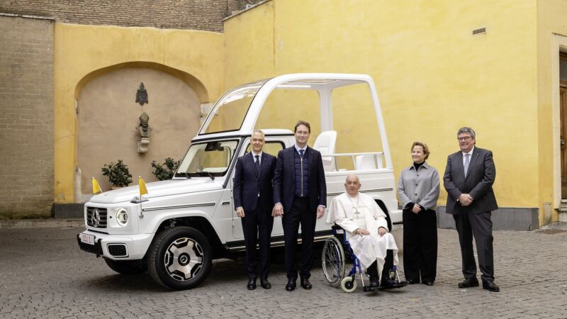La rivoluzione green arriva in Vaticano: Mercedes-Benz consegna la prima Papamobile elettrica