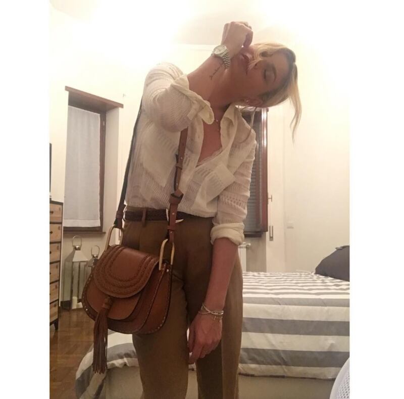 Emma Marrone, curve hot in barca 15