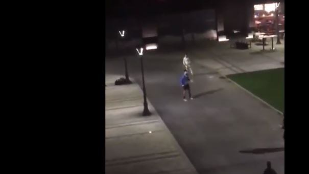 Djokovic gioca a tennis per le vie di Belgrado con dei ragazzi: il video è virale