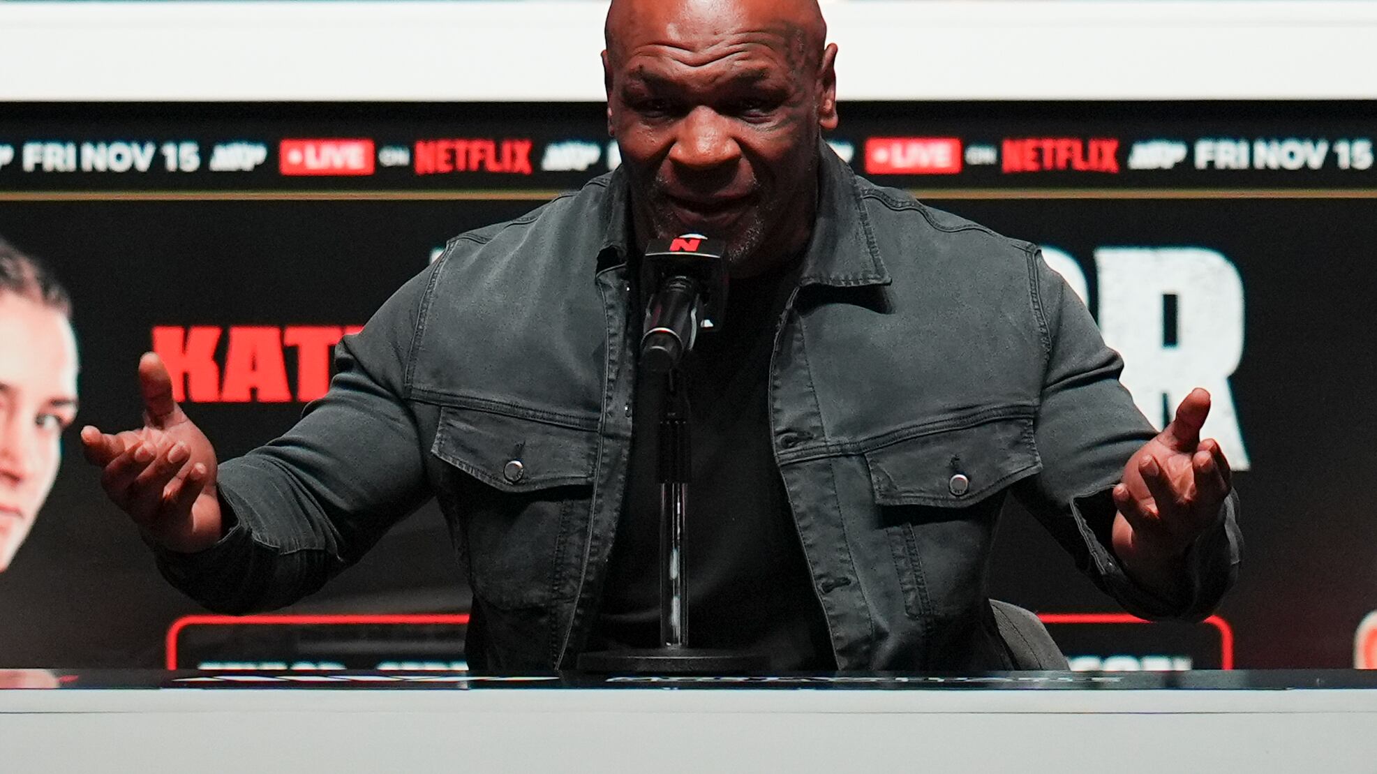 Tyson risale sul ring contro un'influencer. I medici: "Mike, rischi di rimetterci la pelle"