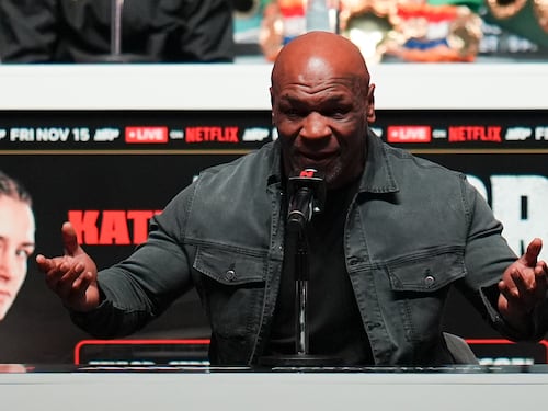 Tyson risale sul ring contro un'influencer. I medici: "Mike, rischi di rimetterci la pelle"