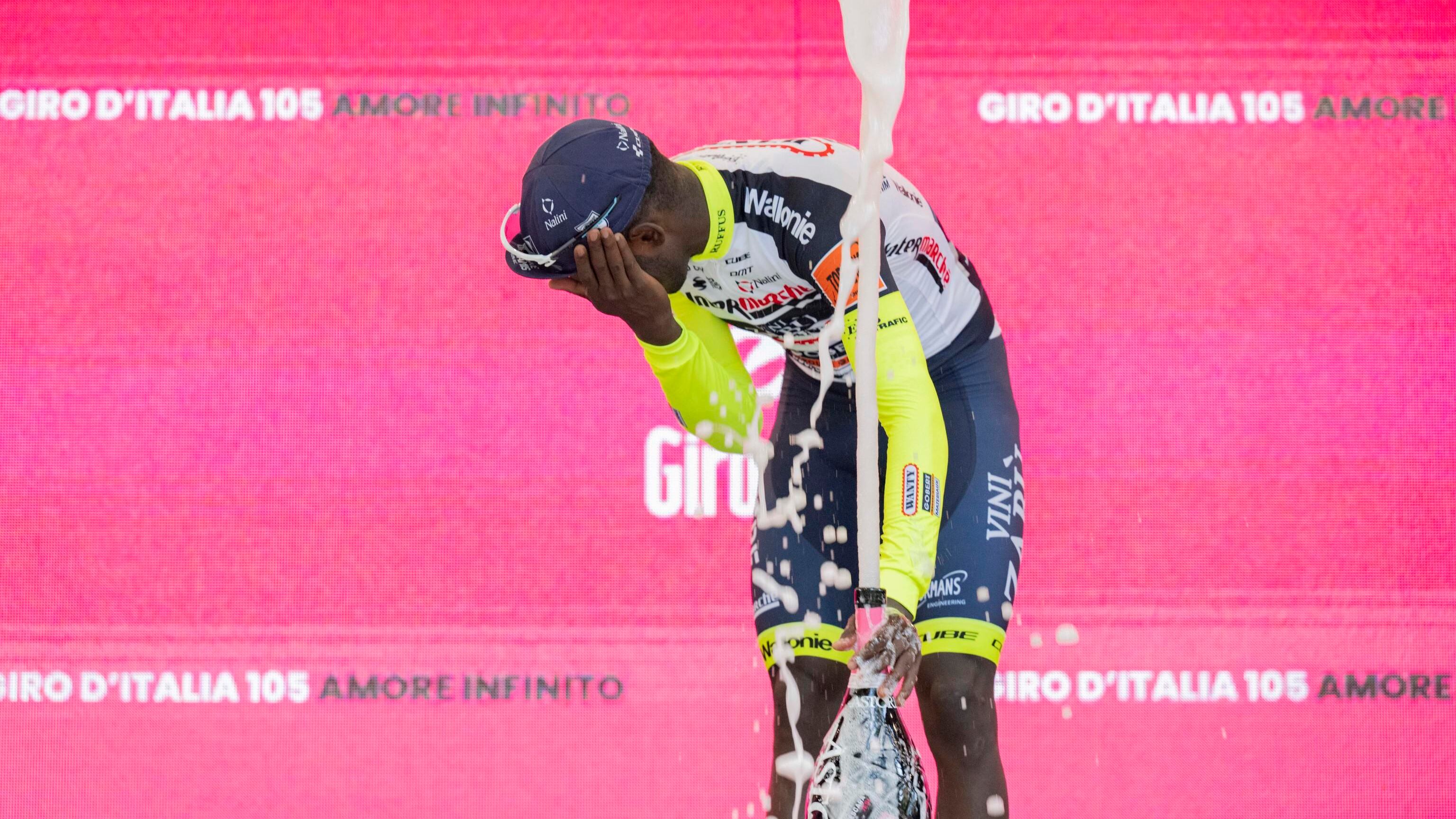 L'eritreo Girmay vince una tappa al Giro e si fa male all'occhio con il tappo dello spumante