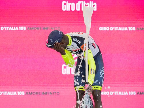 L'eritreo Girmay vince una tappa al Giro e si fa male all'occhio con il tappo dello spumante