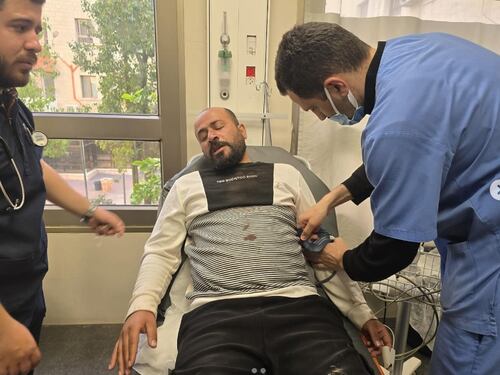 Il regista: "Botte dall'Idf". A Gaza proteste anti-Hamas