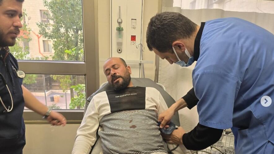 Il regista: "Botte dall'Idf". A Gaza proteste anti-Hamas