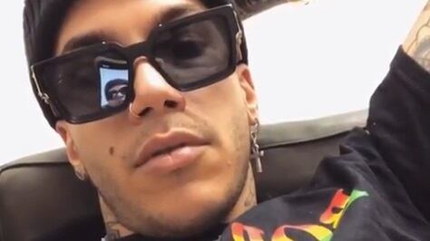 Sfera Ebbasta regala un paio di scarpe e manda in tilt i social