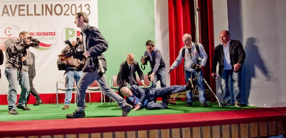 Cpitombolo del segretario Epifani sul palco di Avellino 8