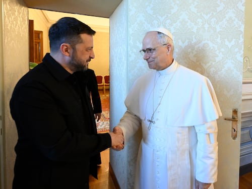 Leone "abbraccia" Zelensky. "I negoziati qui in Vaticano"