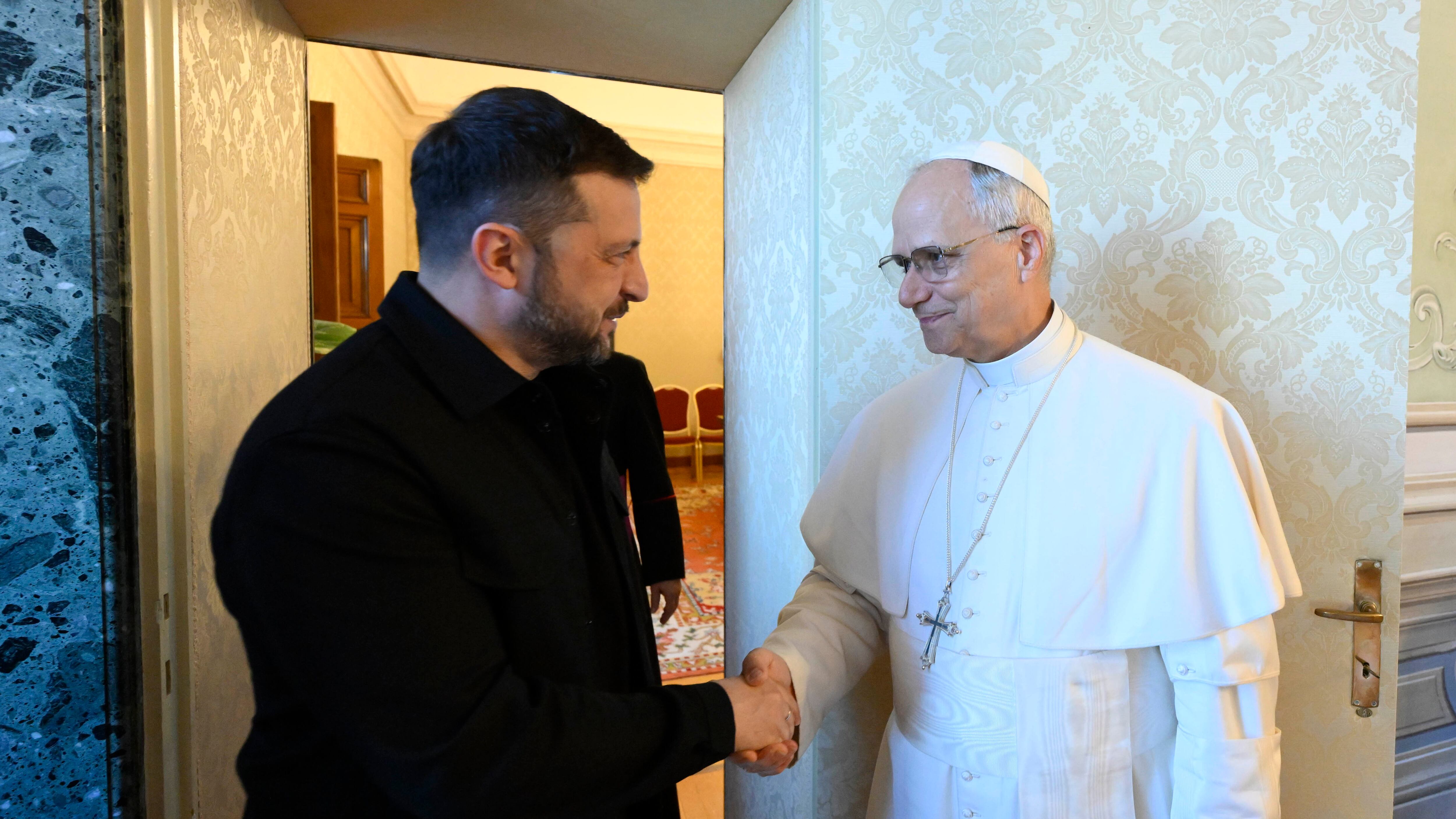 Leone "abbraccia" Zelensky. "I negoziati qui in Vaticano"