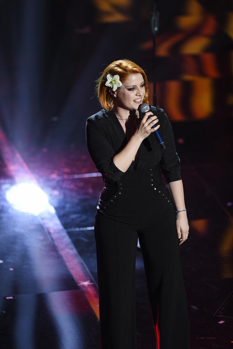 Sanremo 2018, Noemi in abito nero e profonda scollatura 12