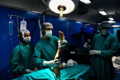 Il "vagone della salute" cura gratis i più poveri dell'India 16
