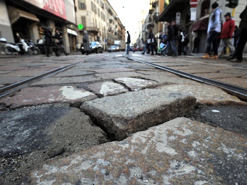 "Il mio slalom in bici nelle strade a pezzi fra buche profonde e asfalto sgretolato"