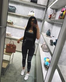 Kylie Jenner sexy: capelli fluorescenti 23