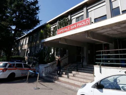Napoli, non trova una sedia in ospedale e ferisce vigilantes