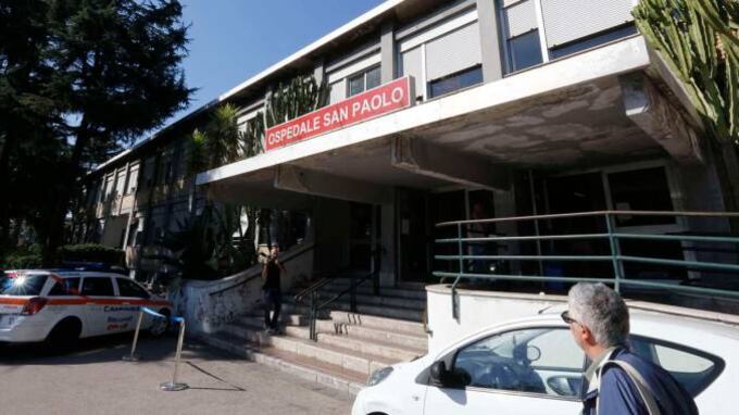 Napoli, non trova una sedia in ospedale e ferisce vigilantes