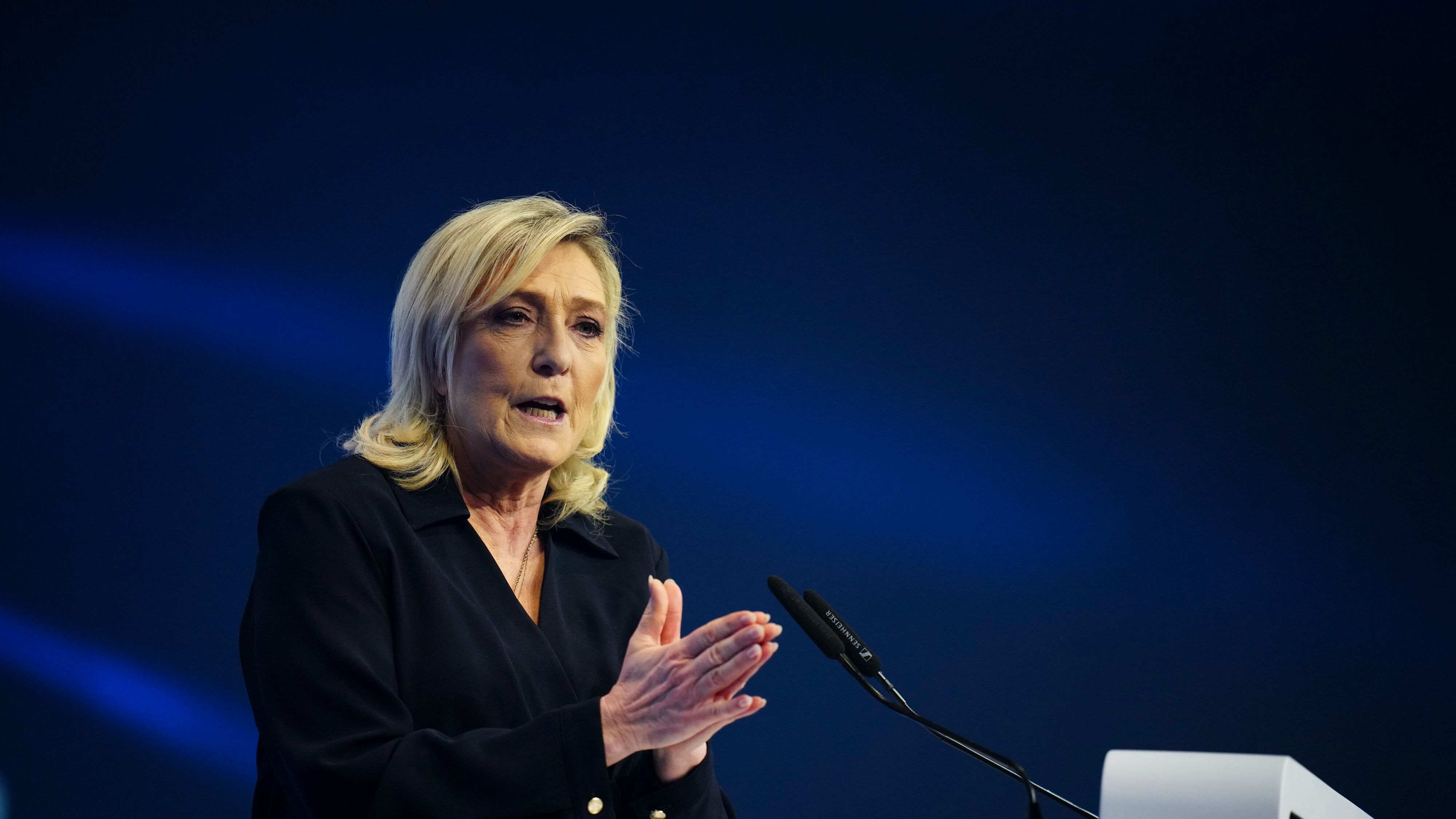 Il rap contro Le Pen. "Cagna in calore"