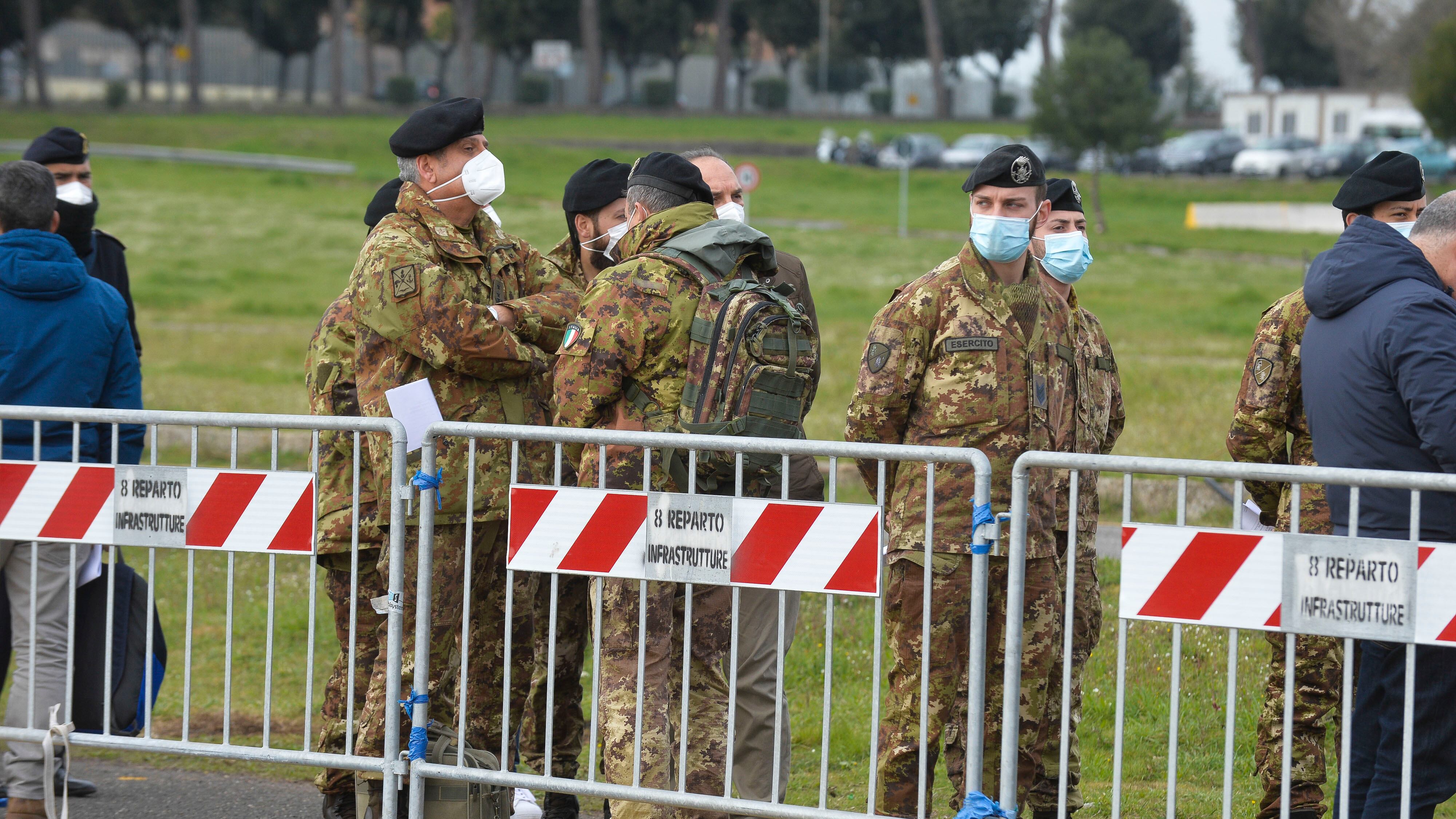 L'India fa paura: "blindati" in 211 appena sbarcati. Attesi altri 500