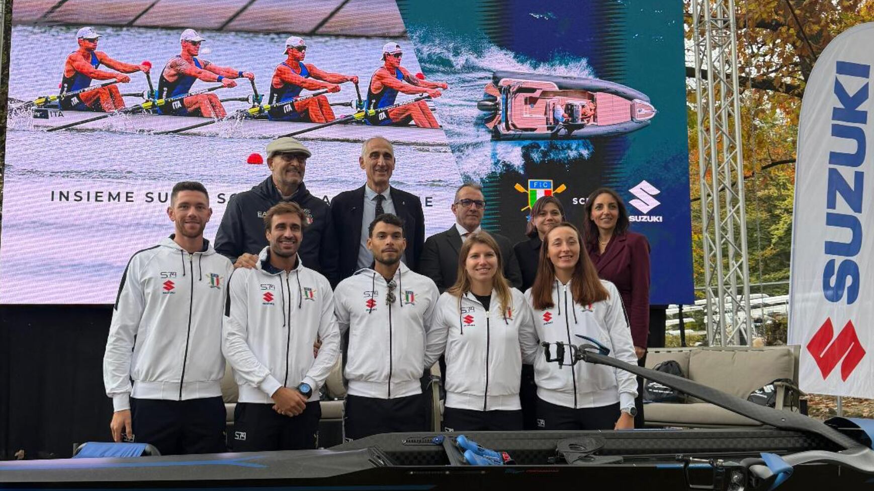 Suzuki e la Federazione Italiana Canottaggio uniscono le forze per una mobilità sostenibile nello sport: motori green in acqua e auto ibride a supporto degli azzurri
