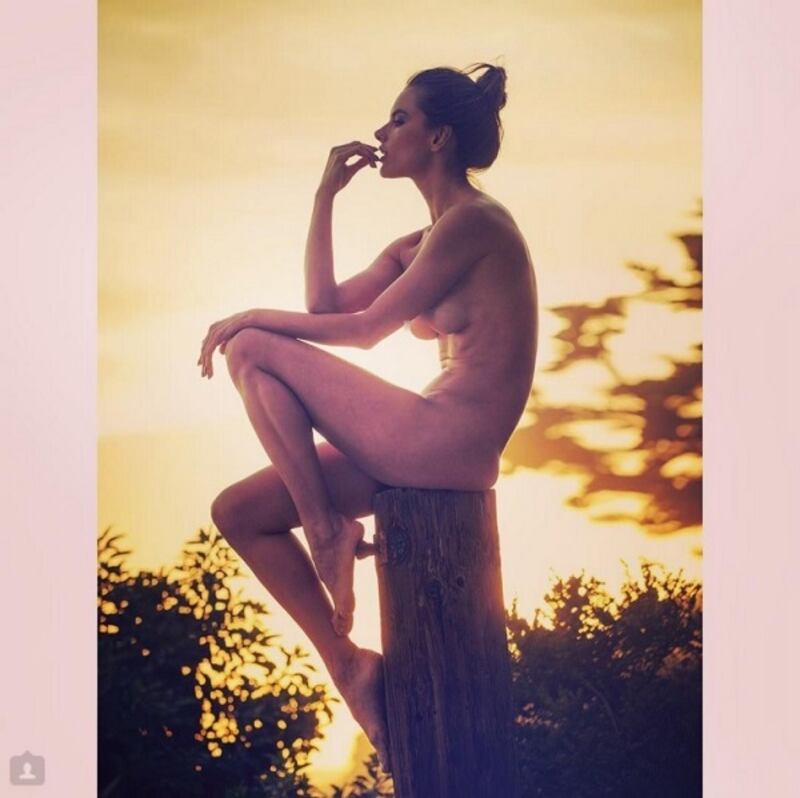 Alessandra Ambrosio, scatti bollenti a Malibu su Instagram: foto 1