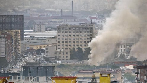 Napoli, grande incendio nell'ex campo rom di Parco Marinella 6