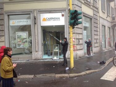 Milano devastata dai black bloc 6