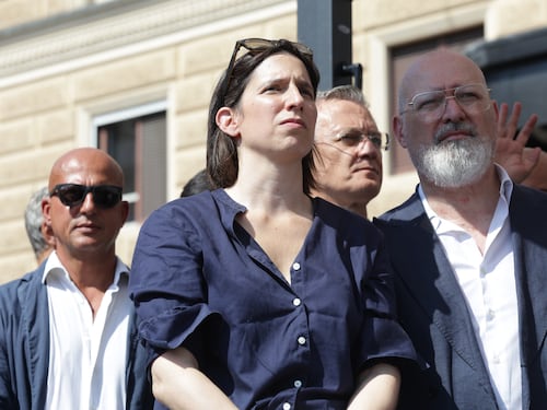 Bologna, Schlein marcia con i parenti di Fakir. Ma si apre il caso Conte