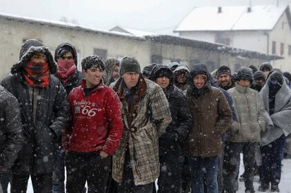 A Belgrado immigrati in coda per un pasto caldo 19