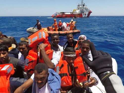 Immigrati, gli italiani sono stufi: per l'83% siamo in emergenza