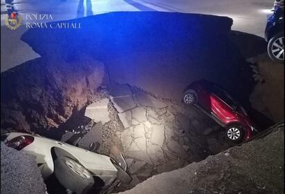 La mega voragine in via Sestio Menas, Roma: le immagini choc 1