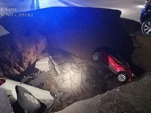 Roma, la mega voragine in via Sestio Menas: le immagini choc