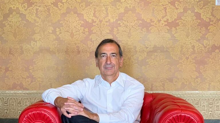 Sul Comune sventola bandiera gay